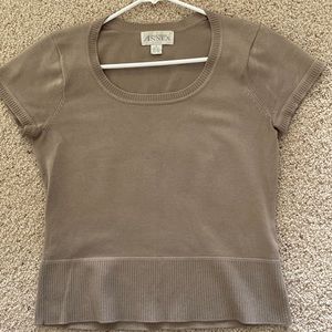 Medium cap sleeve, u neck top